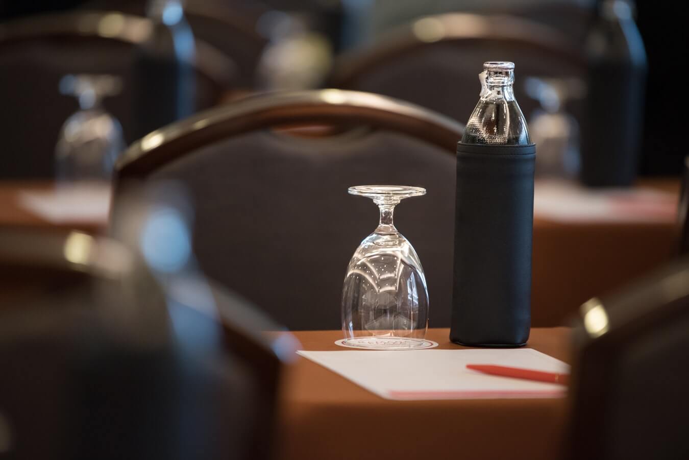 Wasser auf einem Tisch